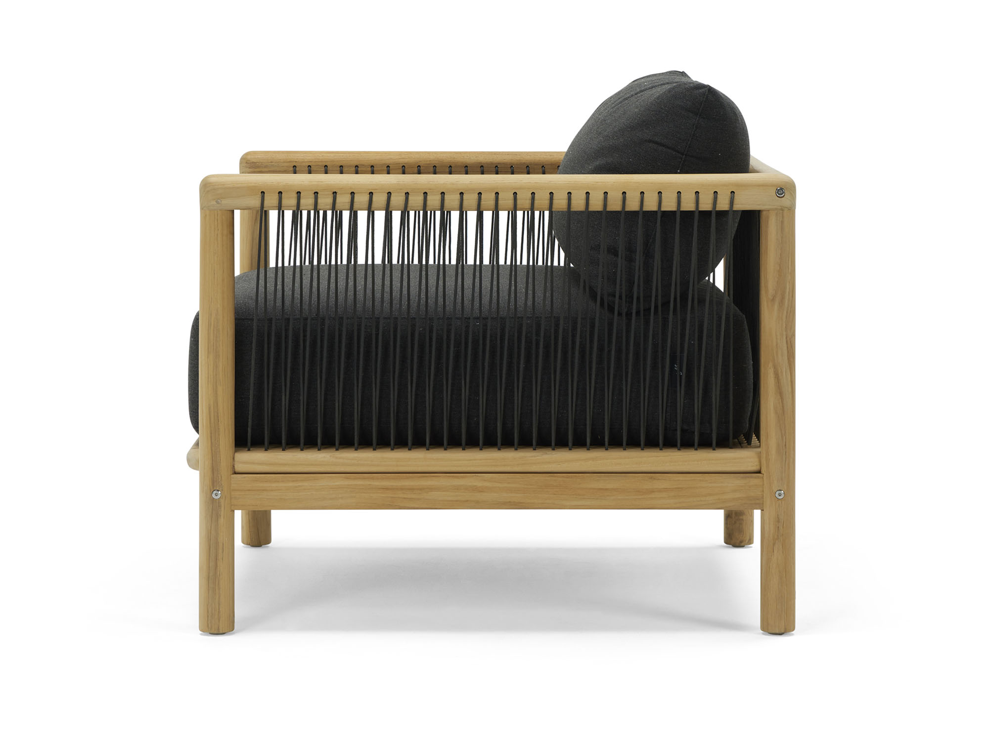 Vue latérale d'une chaise d'extérieur avec coussins noirs